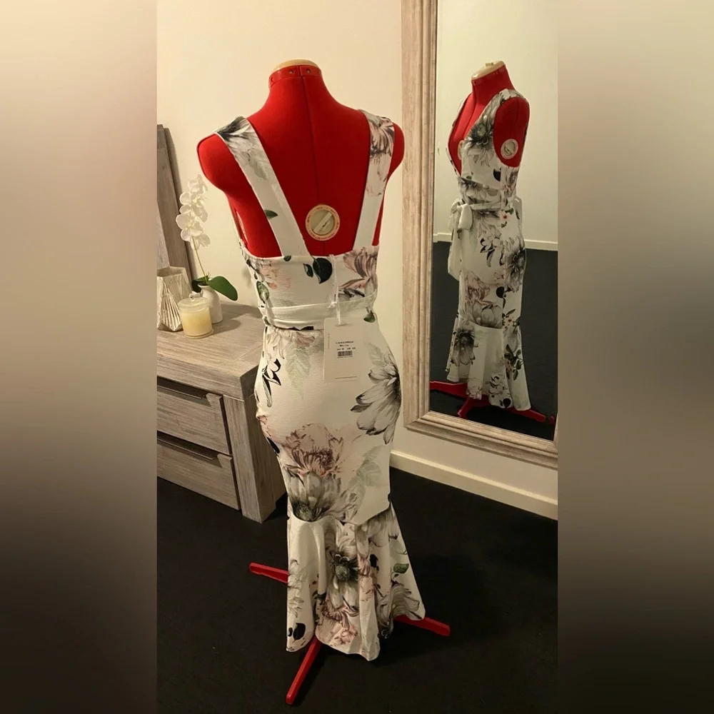 Size 6 NWT WIDE STRAP FLOUNCE FLORAL WHITE DRESS - Picture 3 of 11